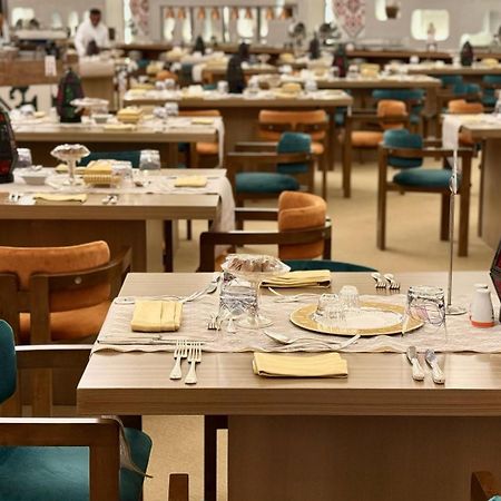 吉达海滨大道酒店 外观 照片 The dining room at the Emirates Lounge at Dubai International Airport