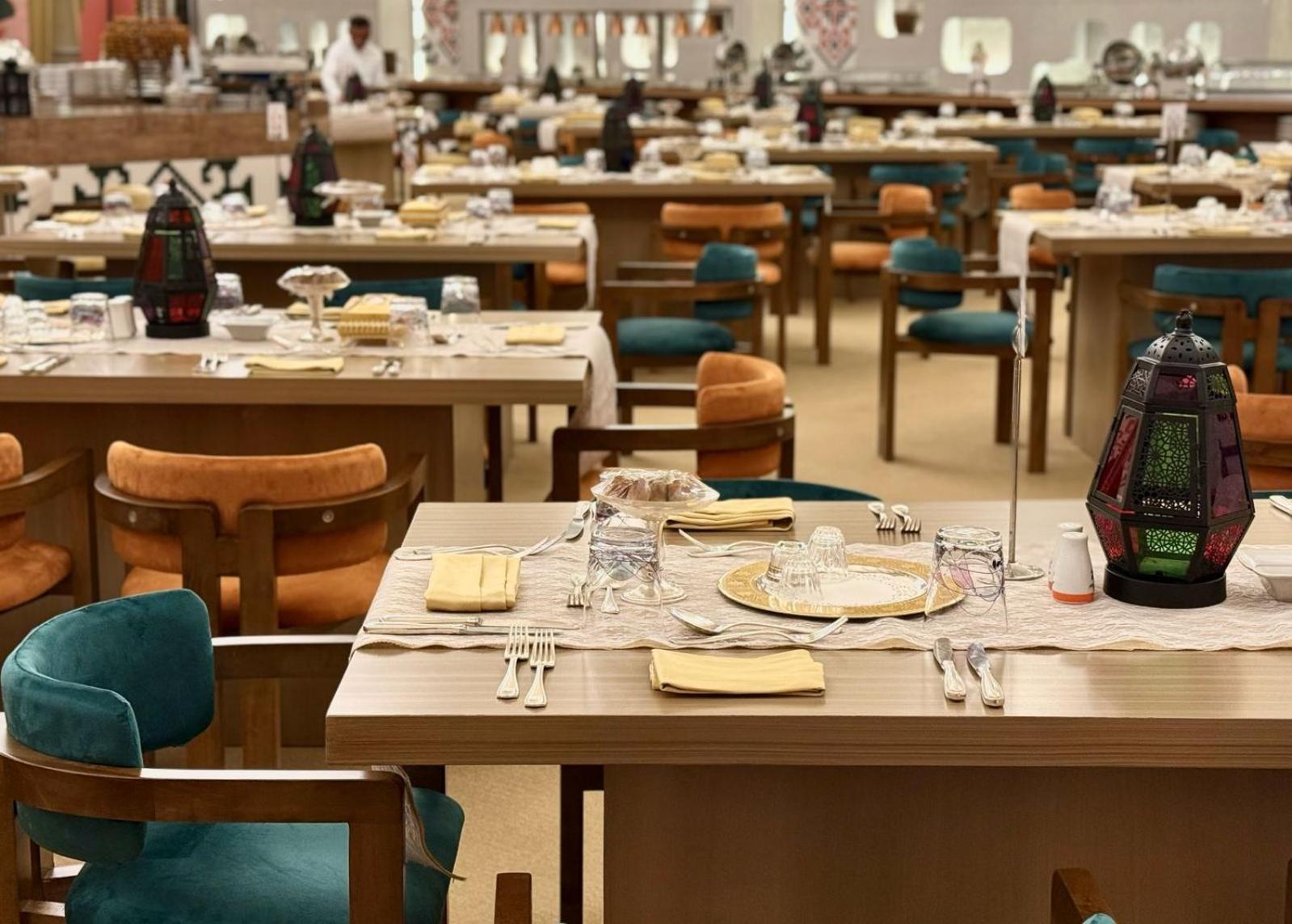 吉达海滨大道酒店 外观 照片 The dining room at the Emirates Lounge at Dubai International Airport
